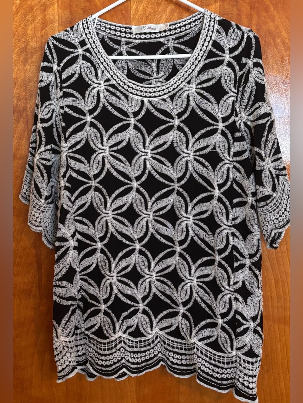 Solitaire 2X
Black & White Embroidered Scoop Neck Tunic Top